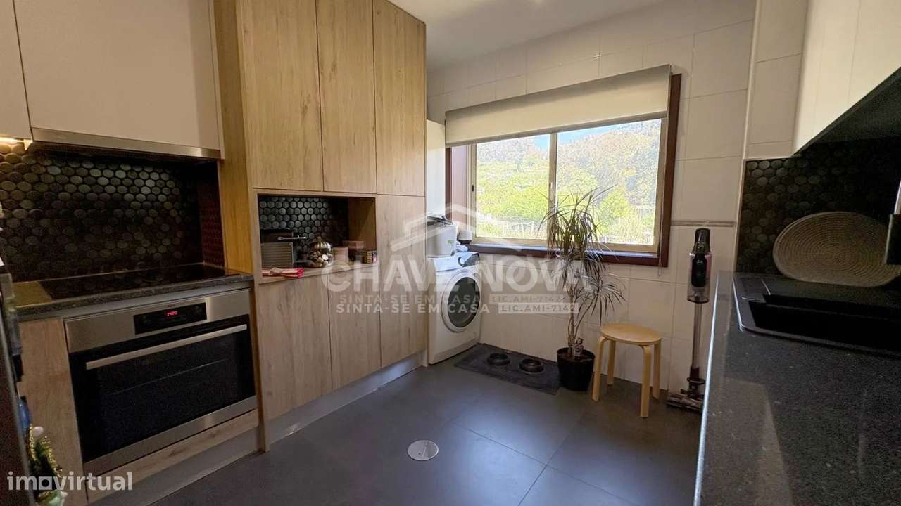 Apartamento T2 Duplex Renovado com Terraço, Garagem Box e 3 WC-5