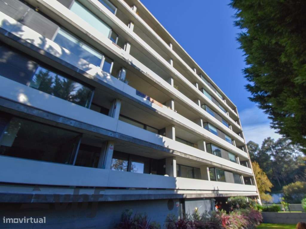 Oportunidade Única: T5 de Excelência no Condomínio Jardim das Camélias-42