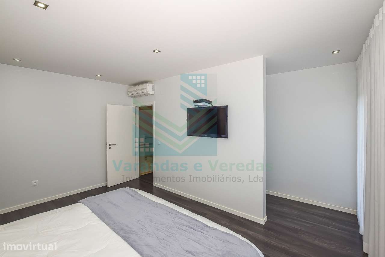 Moradia de luxo T5 com piscina e anexo-26