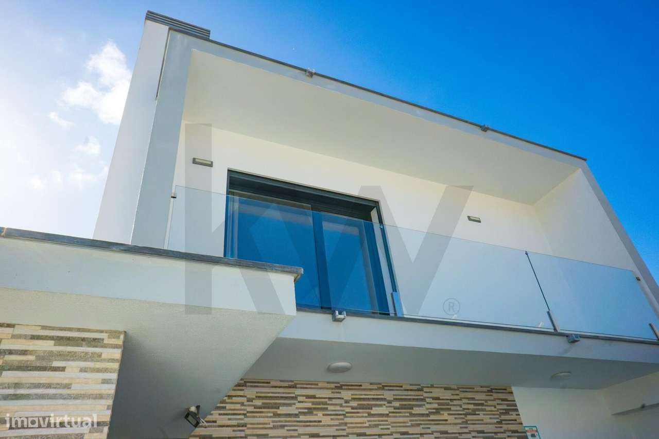 T3 Isolada em Famões: A Estreia Perfeita para a sua Família-47