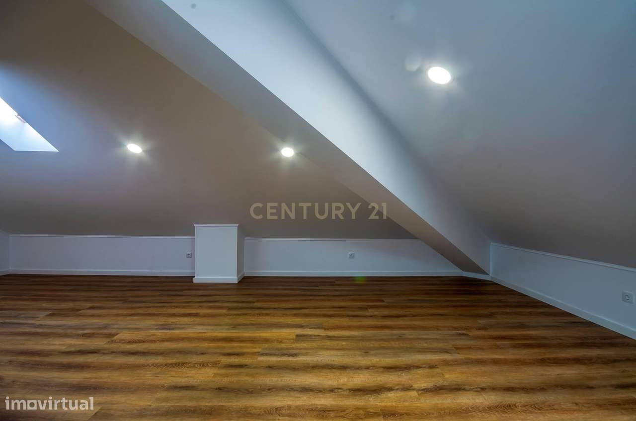 Apartamento T3 com parqueamento frente ao Parque D. Carlos I-14