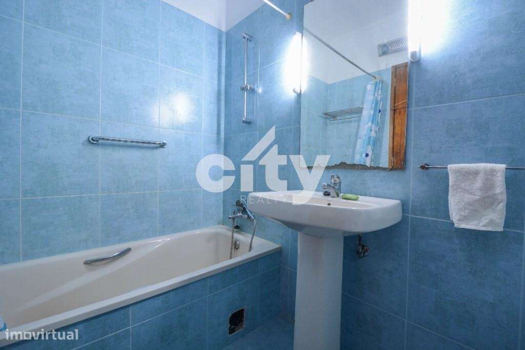 Apartamento T3 para remodelar situado na prestigiada Urbanização da Po-20