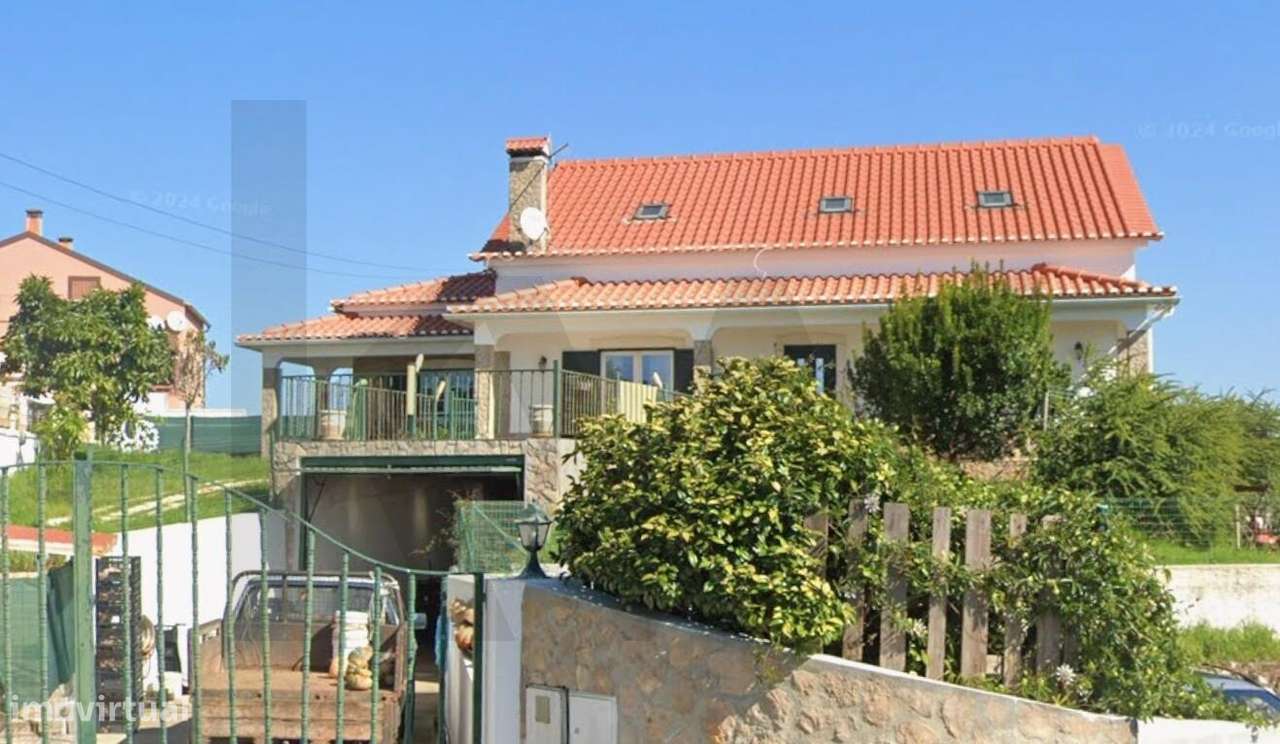 Moradia T3+2 com Piscina, Ginásio, Jardim e Garagem 200 m2-1