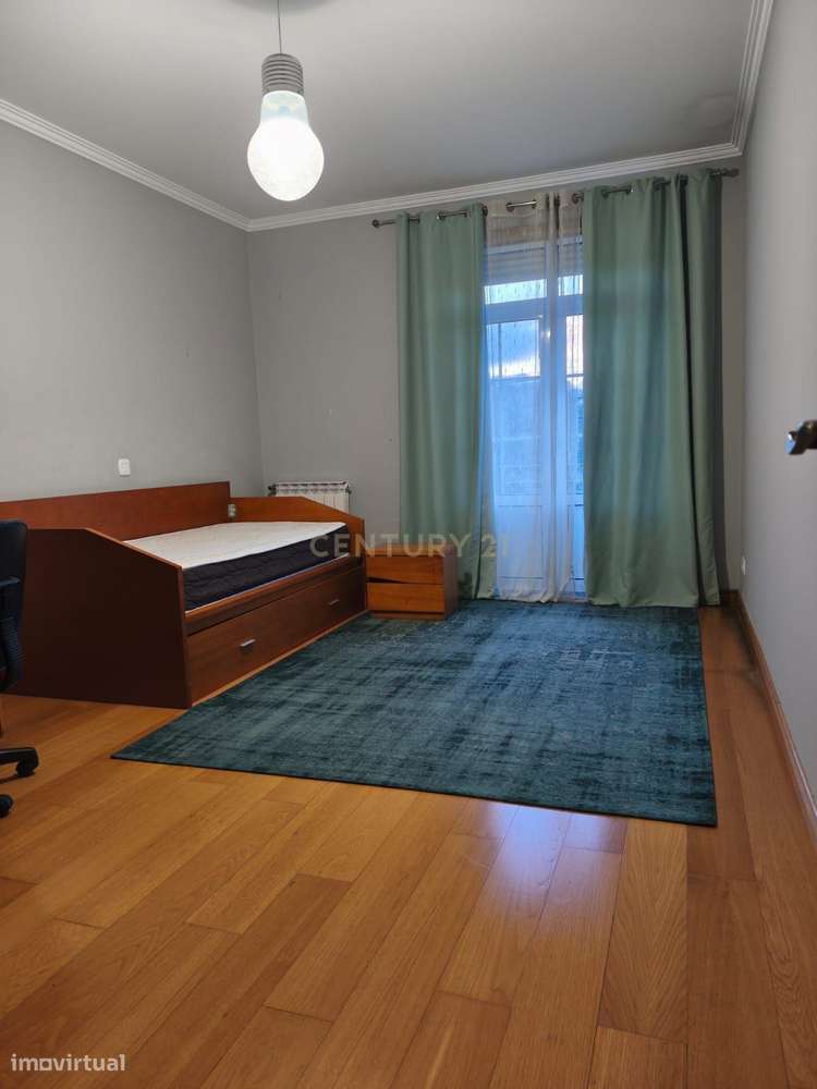Espaço, Elegância e Localização Privilegiada – Andar de Moradia T5 no-15
