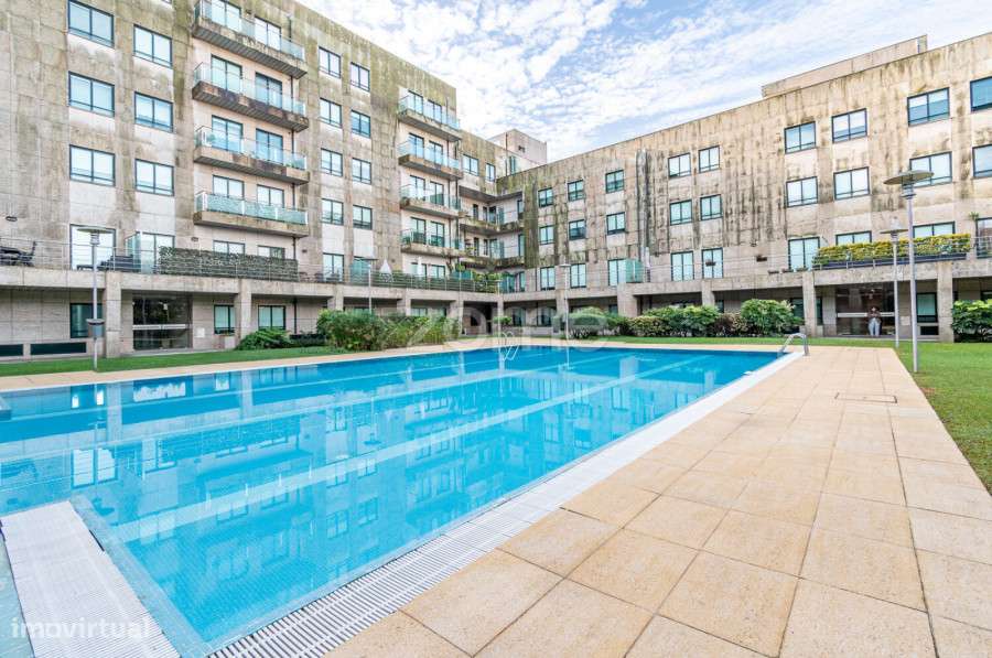 Apartamento T2+1 com Piscinas, Ginásio, Sala de Jogos e 2 Garagens-30