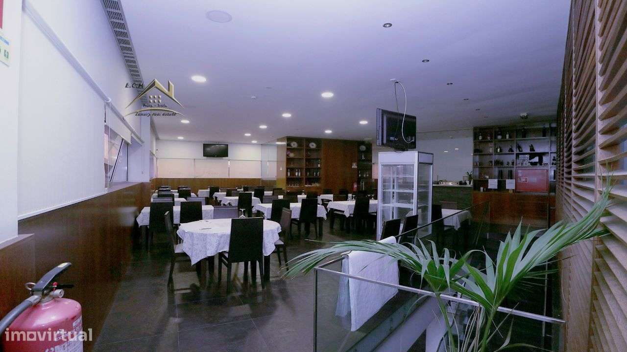 Restaurante "Castelo da Maia" Localizado em Zona Industrial,-29
