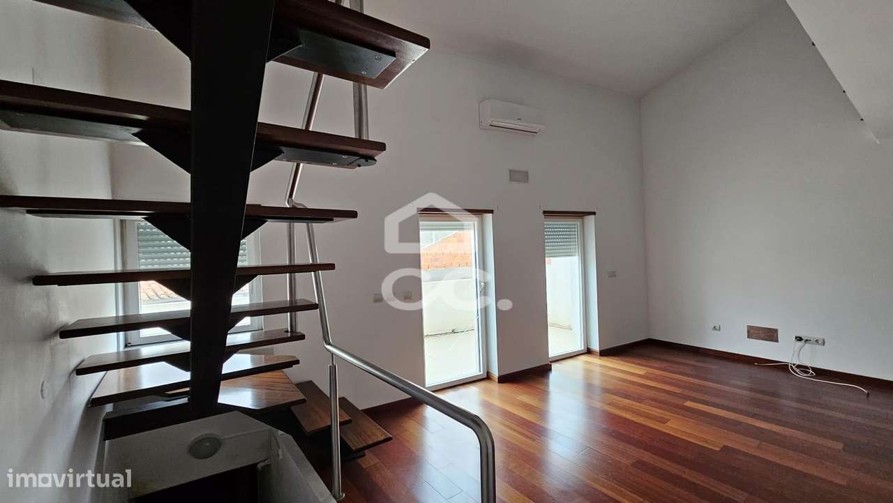 Andar de moradia V3 com terraço, localizada perto da biblioteca-16