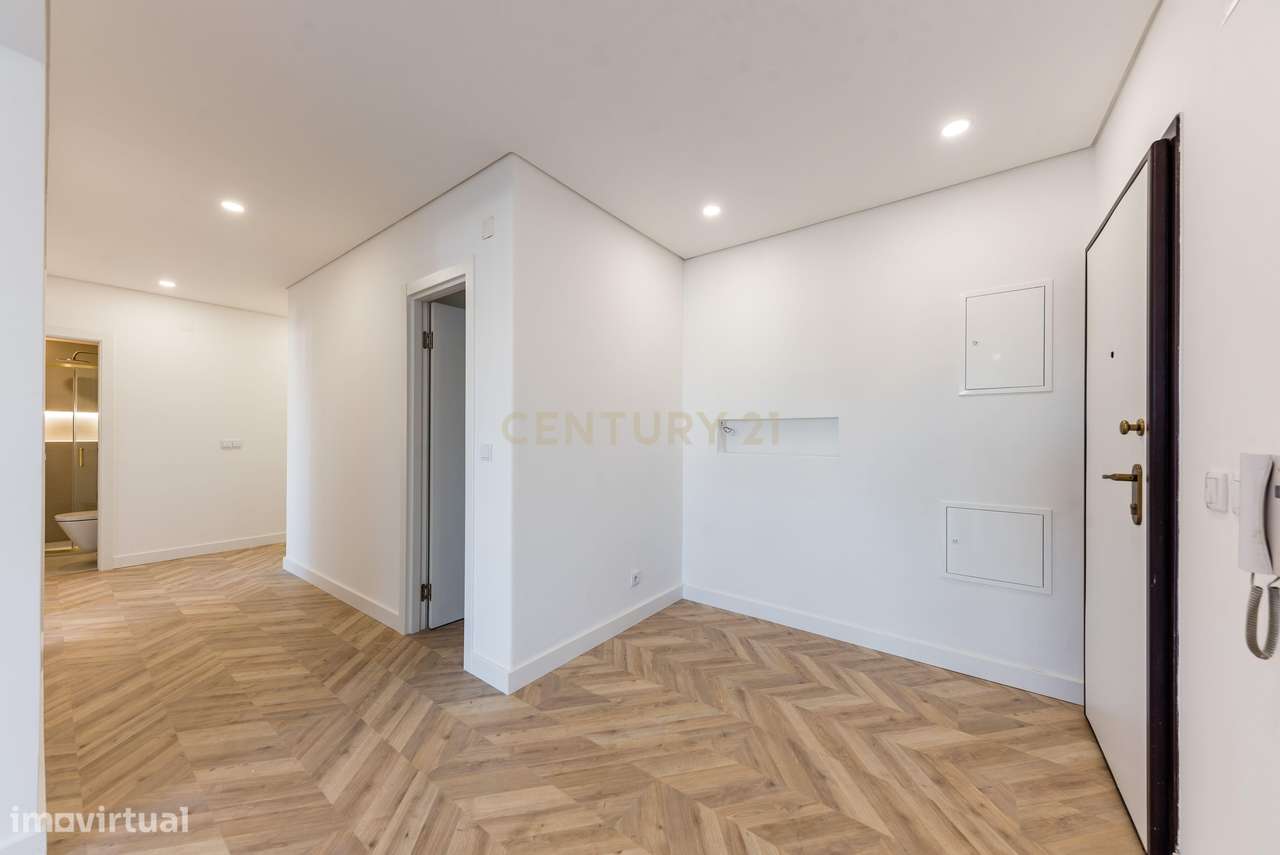 Apartamento T3 Totalmente Remodelado – Cova da Piedade, Almada-10