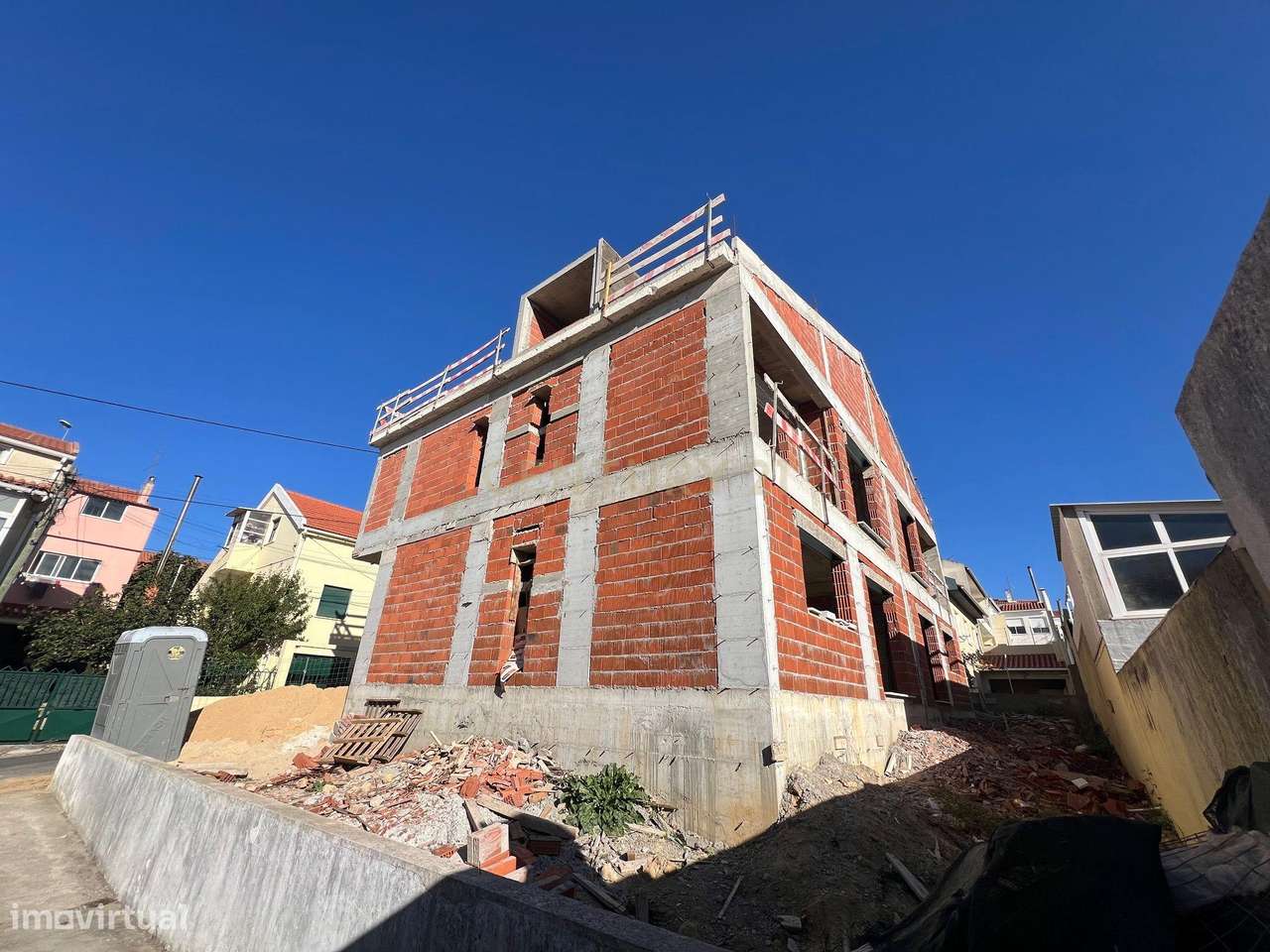 Moradia geminada NOVA de tipologia T4 em Casal de Cambra - Grande imagem: 4/10