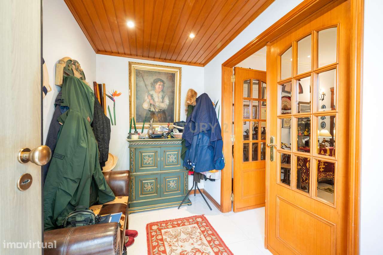 Moradia, com 5 quartos, em Pinheiros de Azeitão, Setúbal - garagem e p-4