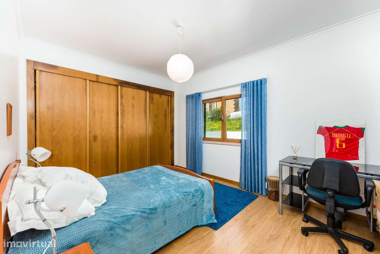 Moradia Isolada com 5 quartos| 2 Suite | Garagem e Sótão | 5m Metro-28