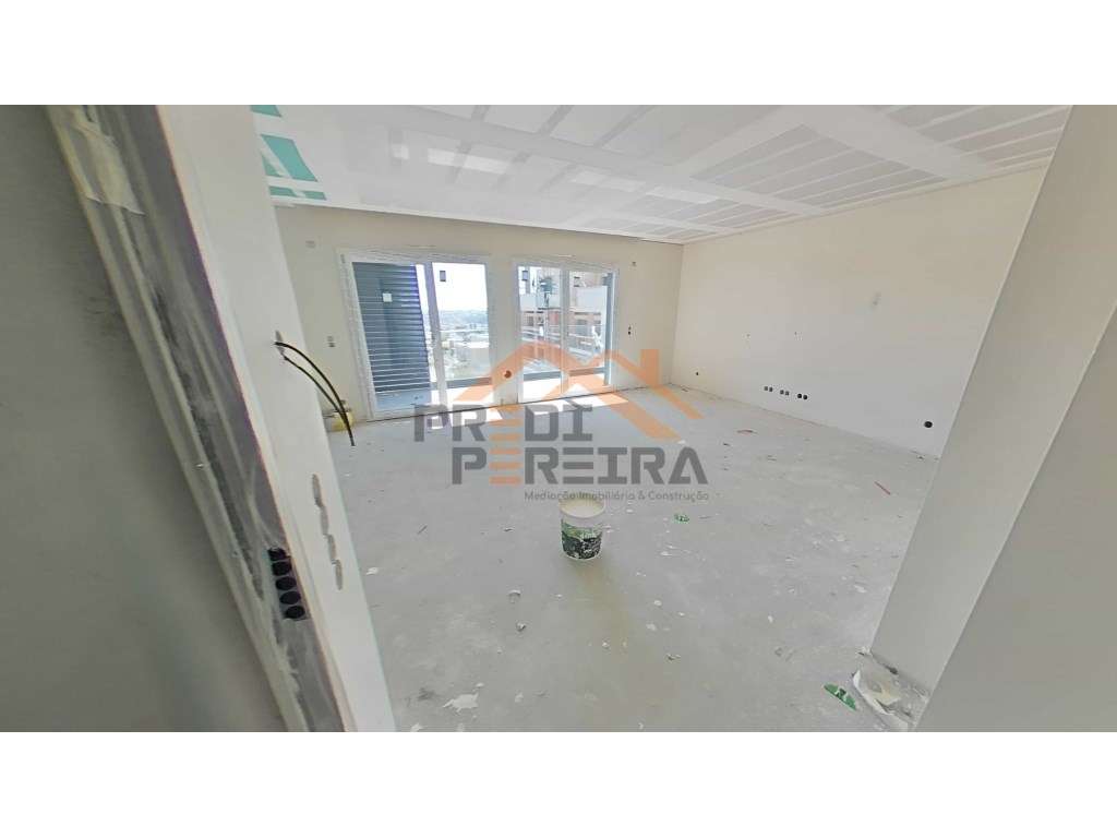 Apartamento T2, localizado em Santo António dos Cavaleiros. - Grande imagem: 3/27