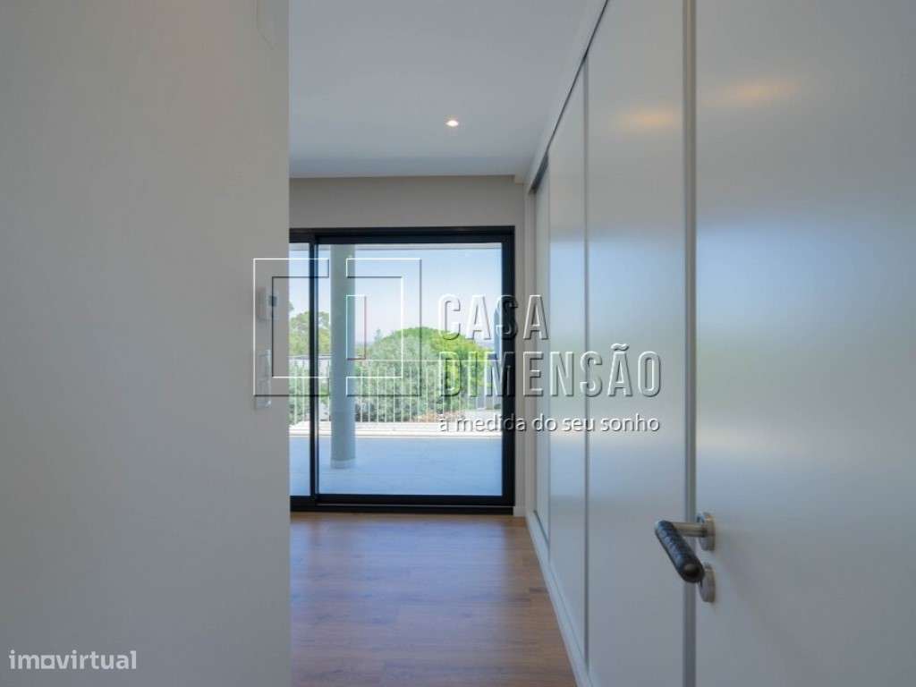 Moradia de Arquitectura Moderna de tipologia T3+1 em Oeiras com Pis...-28