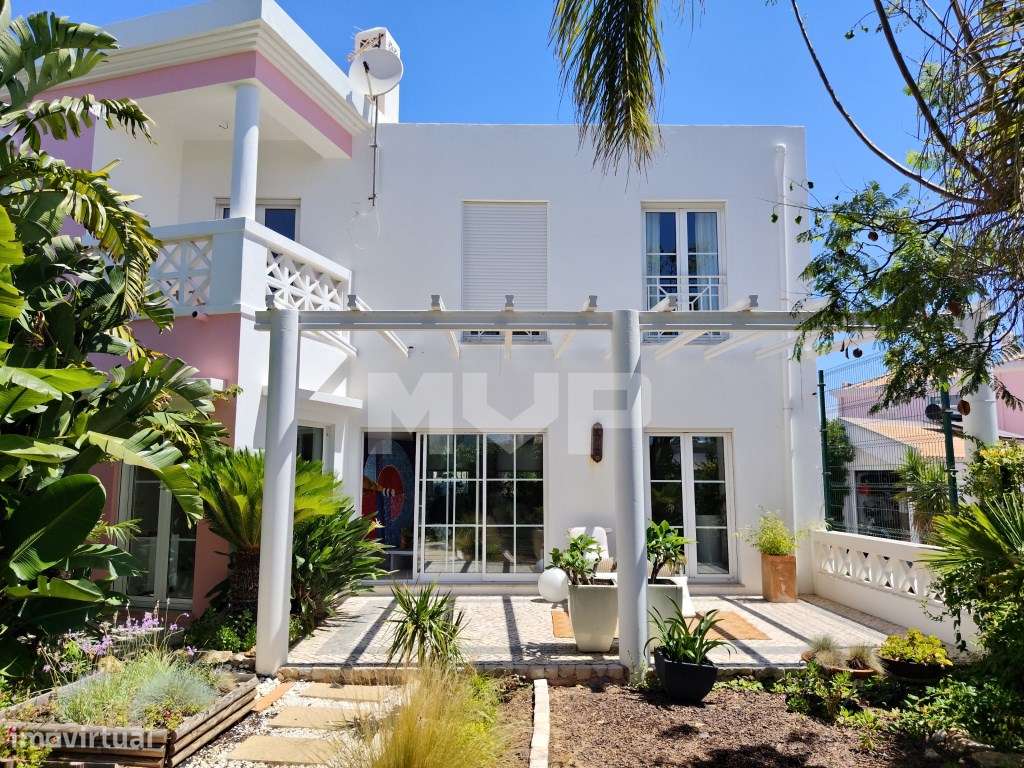 Moradia V3+1 com jardim em zona tranquila de Albufeira-10