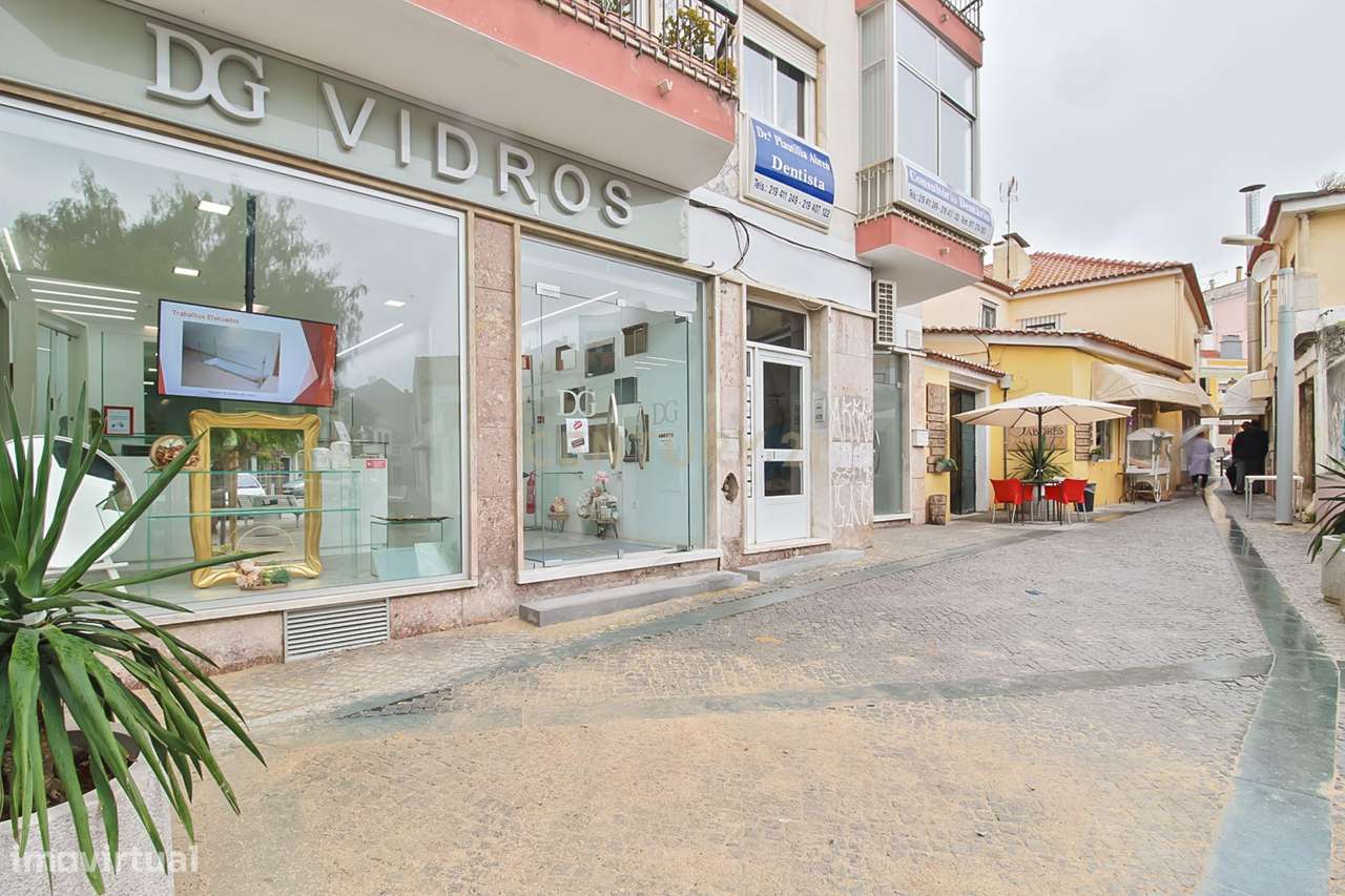 Loja com dois pisos localizada numa zona central e consolidada de Saca-12