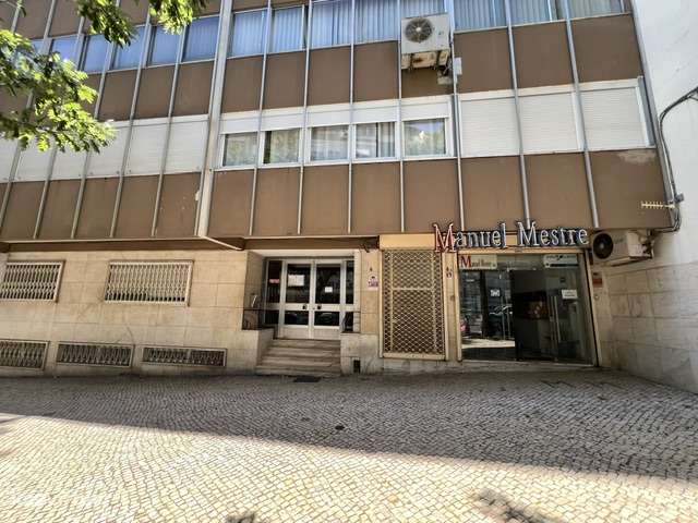 Oportunidade de Investimento, loja c/dois pisos em Benfica!-6
