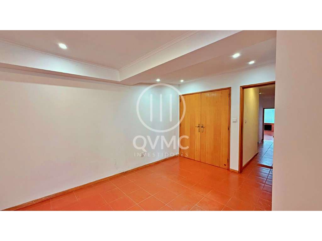 Moradia T2+1 em Mem Martins com logradouro-15