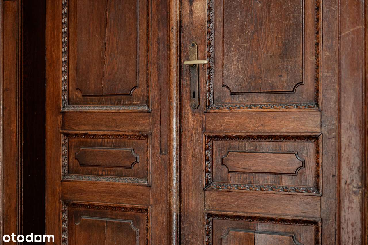 Przestronne mieszkanie ze sztukateriami w historycznej kamienicy-8