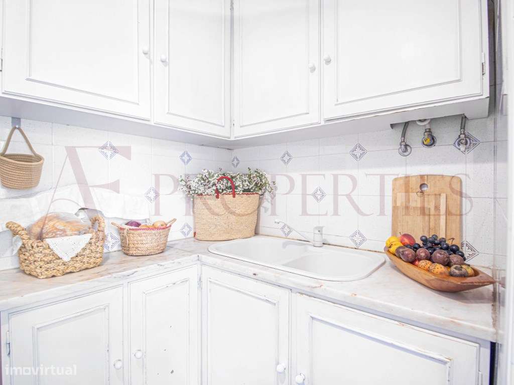 Apartamento T3 com charme lisboeta junto ao Marquês de Pombal-5