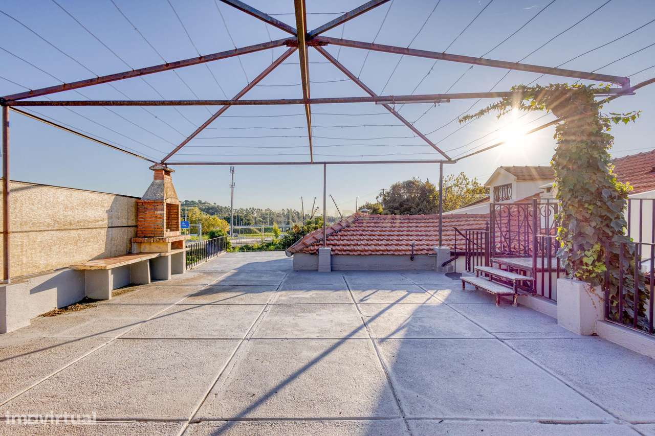 Moradia T3 com 4 frentes e garagem junto a igreja da Santa Rita-22