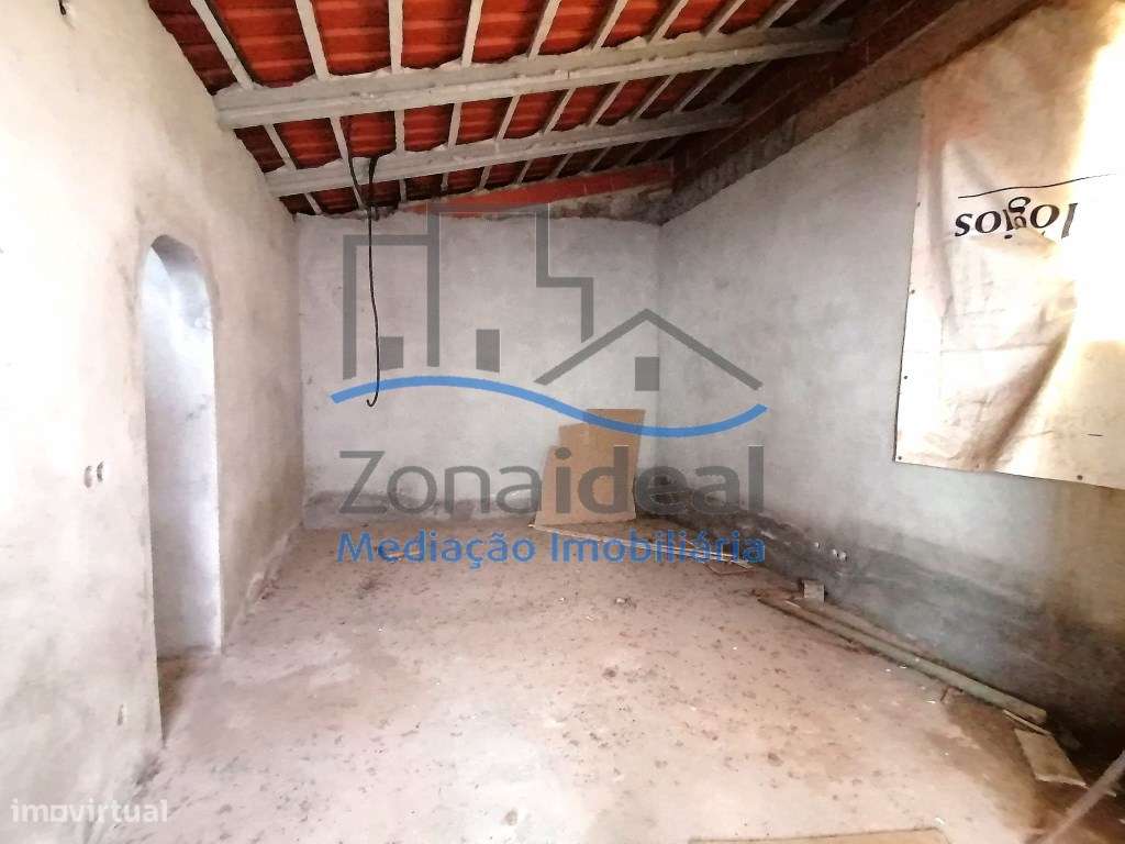 Moradia com quintal e terreno, localizada em Estribeiros, Abrigada,... - Grande imagem: 5/30