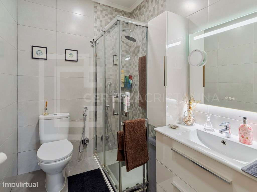 Apartamento T3 com varanda em gaveto no Barreiro-18