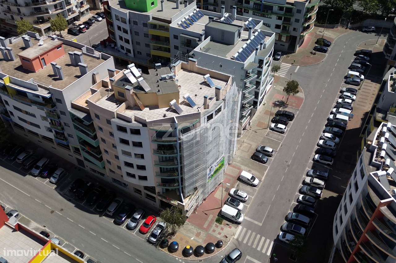 T2 de Excelência no Jardim da Amoreira com Box e Arrecadação-30