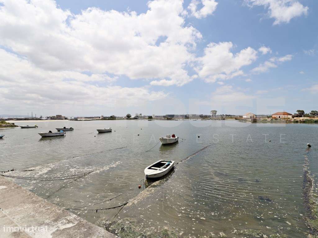 Prédio com 3 andares independentes no centro do Barreiro - frente a...-3