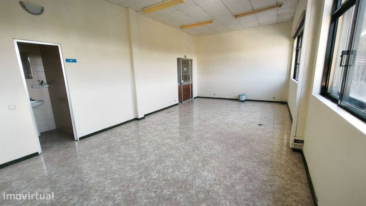 Armazém com 1100m2 área, com logradouro - Serzedo-13