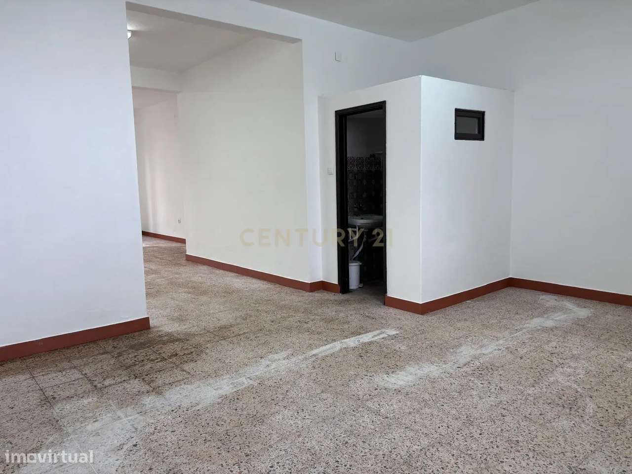 Loja Ampla com muita luz natural em Camarate - Grande imagem: 3/17