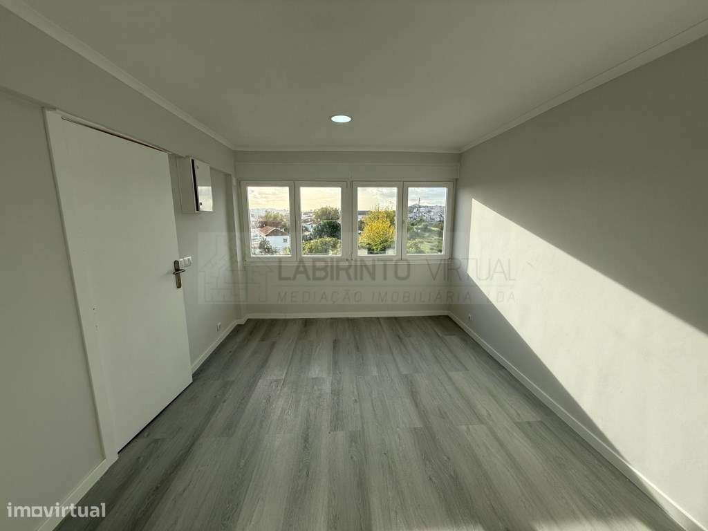 Vende-se T2 renovado, na Pontinha - Odivelas-4