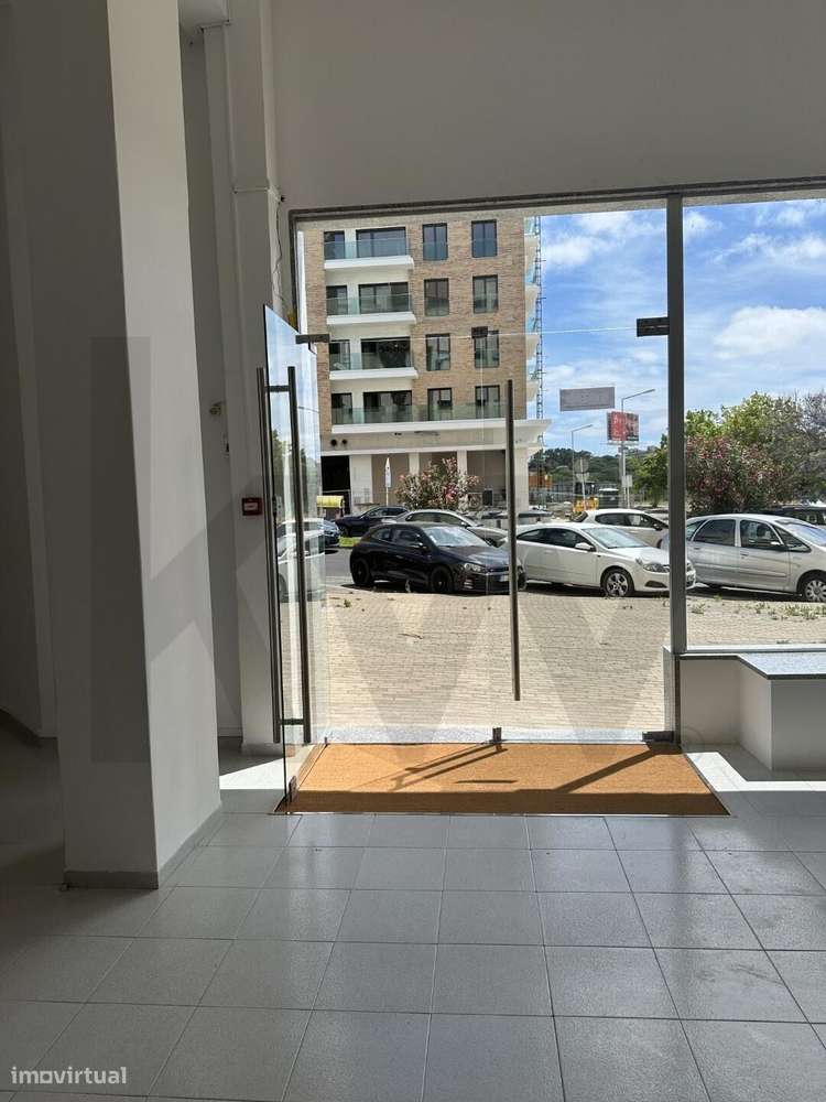 LOJA NA AVENIDA DAS DESCOBERTAS INFANTADO LOURES 180 M2 E 2 ENTRADAS-10