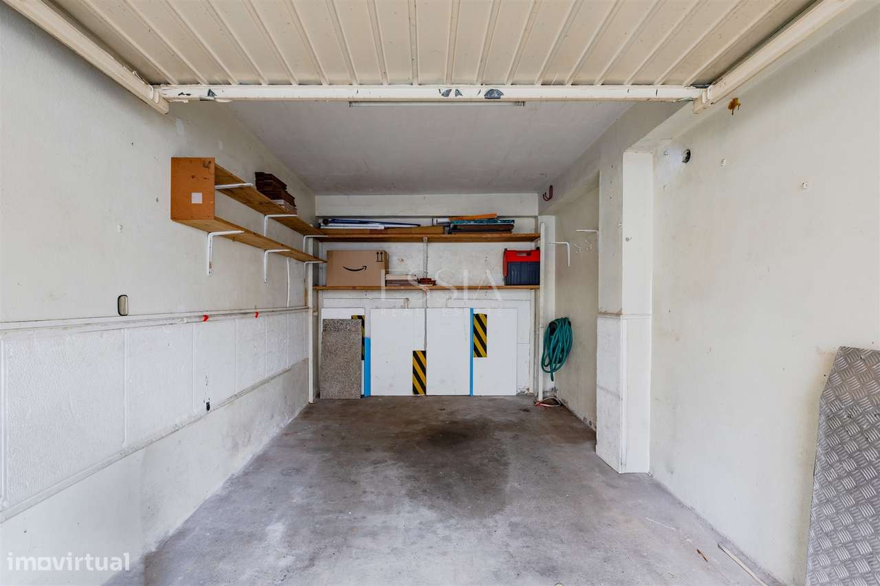 Apartamento T4 com Garagem Box entre o Marquês e Praça Sá Carneiro-32
