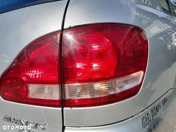 Lampa Prawa Tylna W Błotnik Toyota Avensis Verso - 2