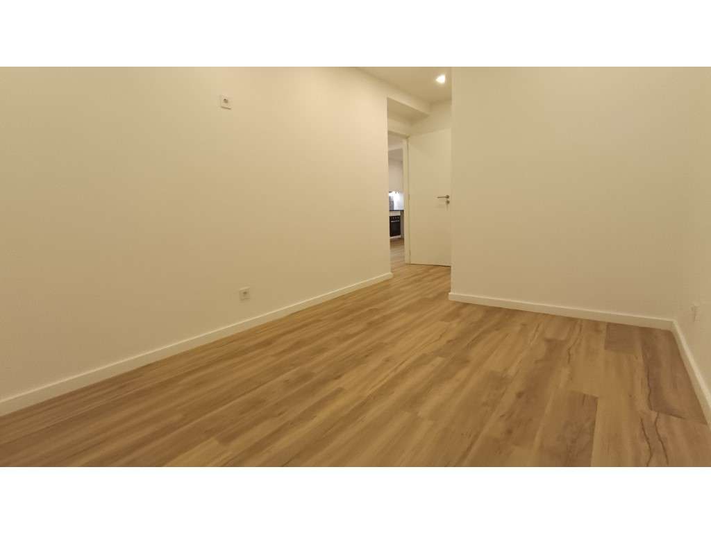 Apartamento T2 Totalmente Renovado | Centro de Queluz-9