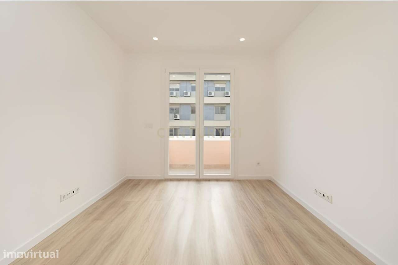 APARTAMENTO T1 TOTALMENTE RENOVADO NA BAIXA DA BANHEIRA-3