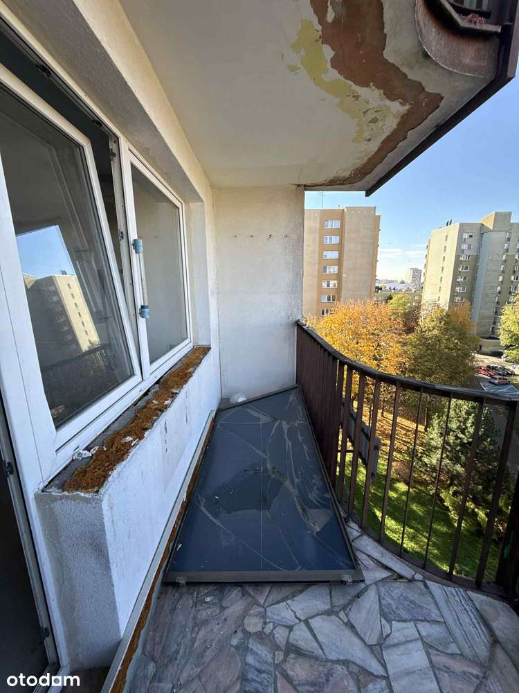 3 lub 4 pokojowe mieszkanie do remontu z balkonem, Os. Dywizjonu 303-2