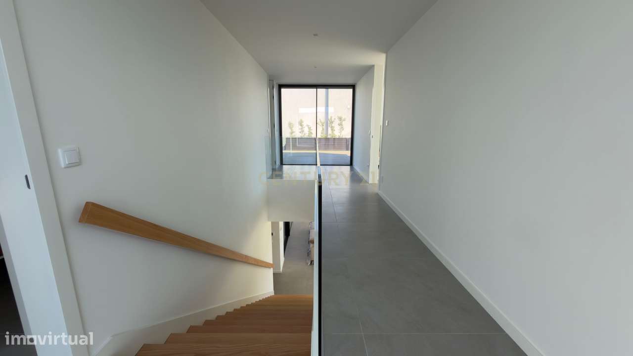 Moradia Contemporânea de Luxo em Azurara | Elegância, Privacidade e Di-34