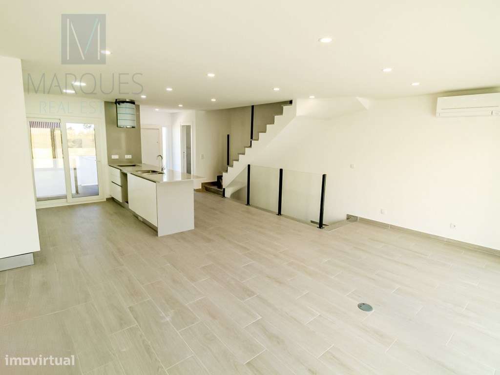 Moradia V2+2 com garagem em Vale de Milhaços - Corroios-1