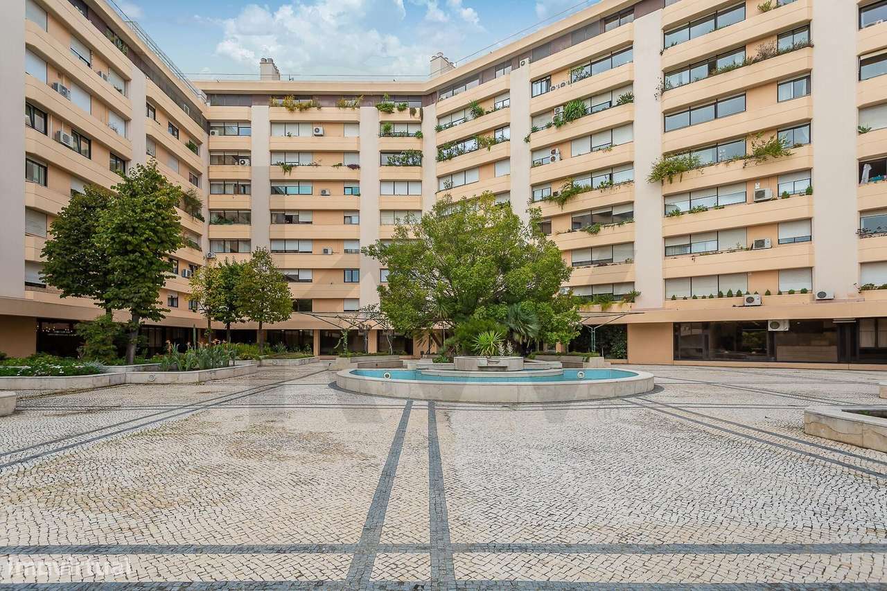 Apartamento T3 Renovado no Condomínio Torres de Lisboa | Laranjeiras S-48