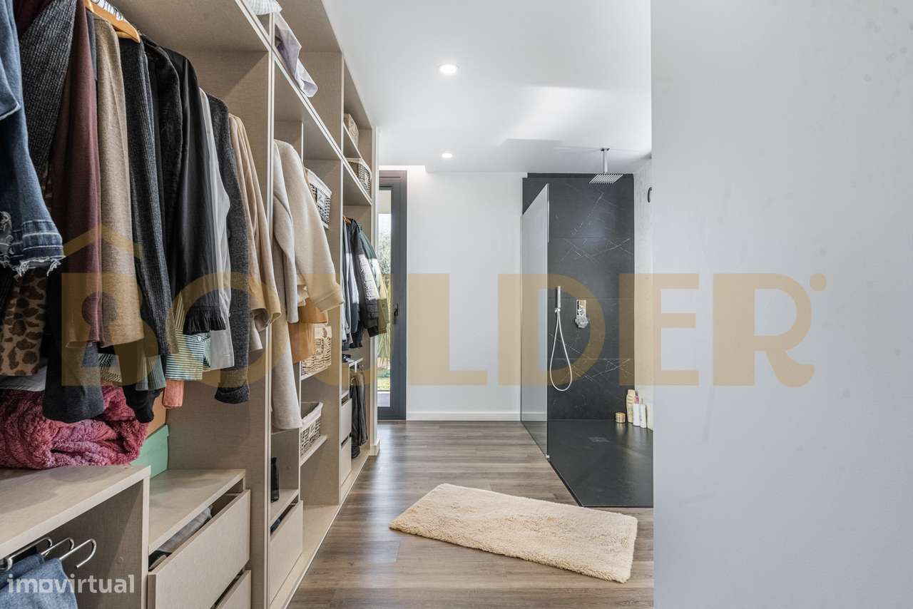 Moradia Térrea T4 de Arquitetura Moderna com Piscina-14