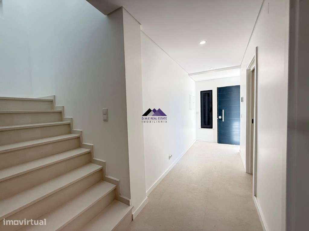 Moradia V3 com Garagem e Piscina a Estrear-32