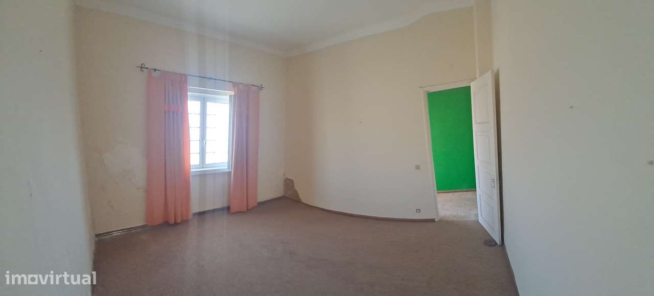 2 MORADIAS Independentes T6 e T1 com , Garagem, Jardim, Terreno ,Adega-8