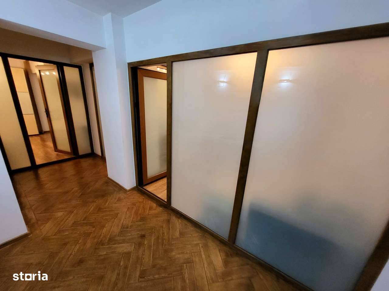 4 camere Centrul Bloc PESCĂRUȘ pret 205000 euro-16