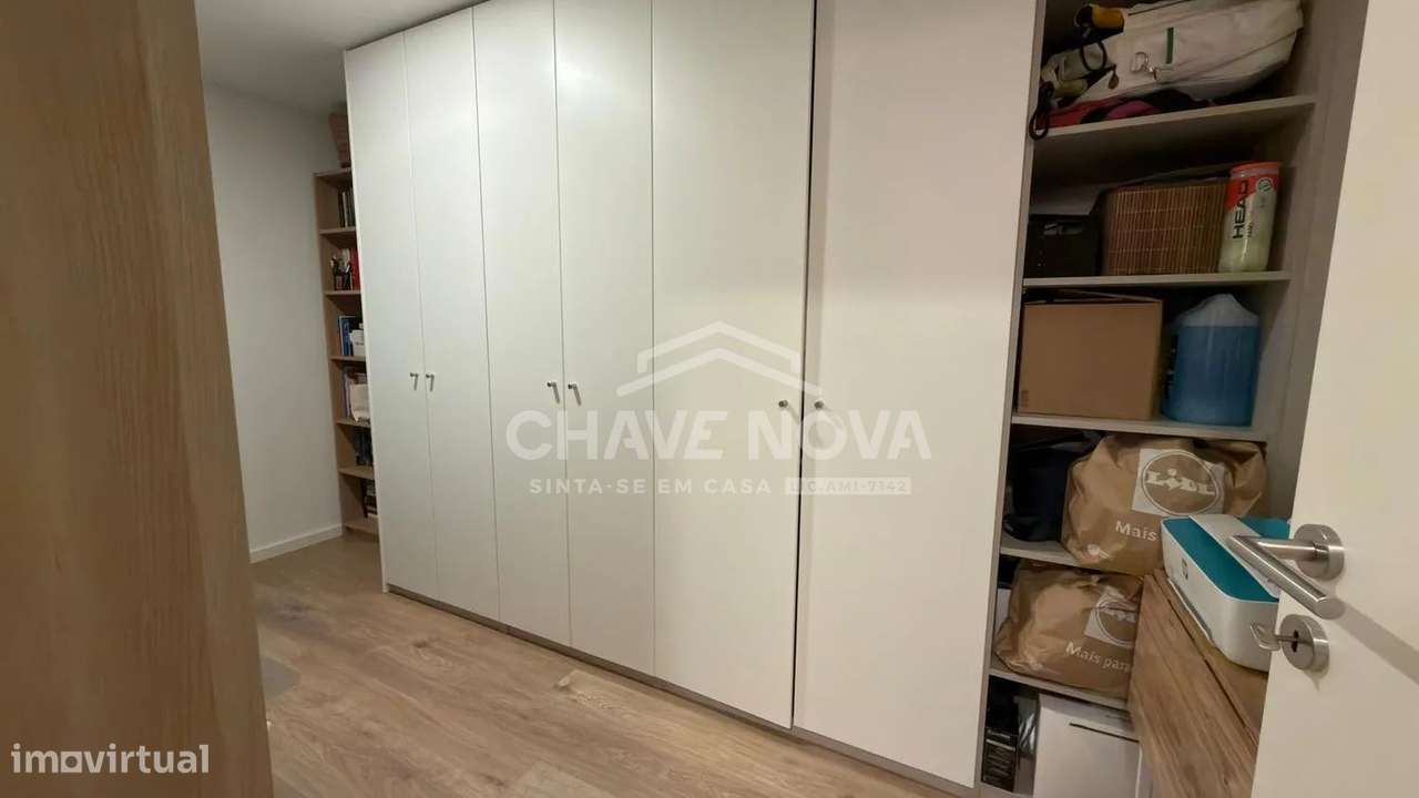 Apartamento T1+1 Como Novo c/ Lugar de Garagem em Santa Marinha (VL8)-22