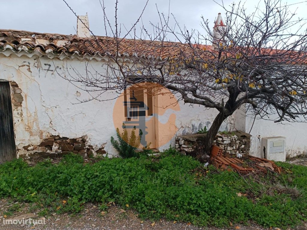 DUAS RUINAS - NO CENTRO DA ALDEIA DA CORTE DO GAGO - EM C...