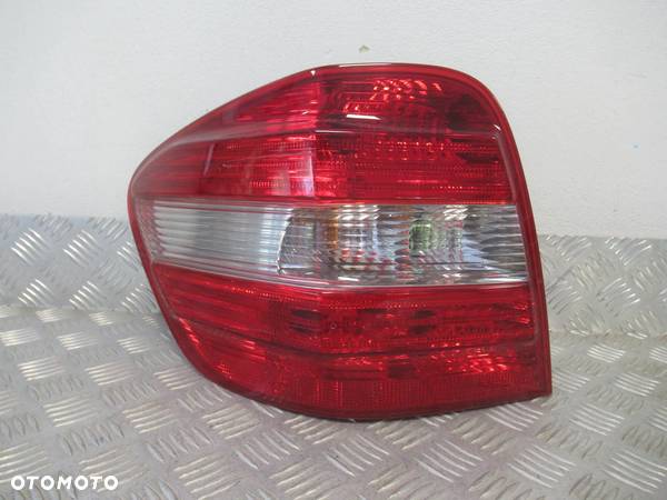 LAMPA TYLNA TYŁ LEWA MERCEDES ML W164 2005-2008 - 2