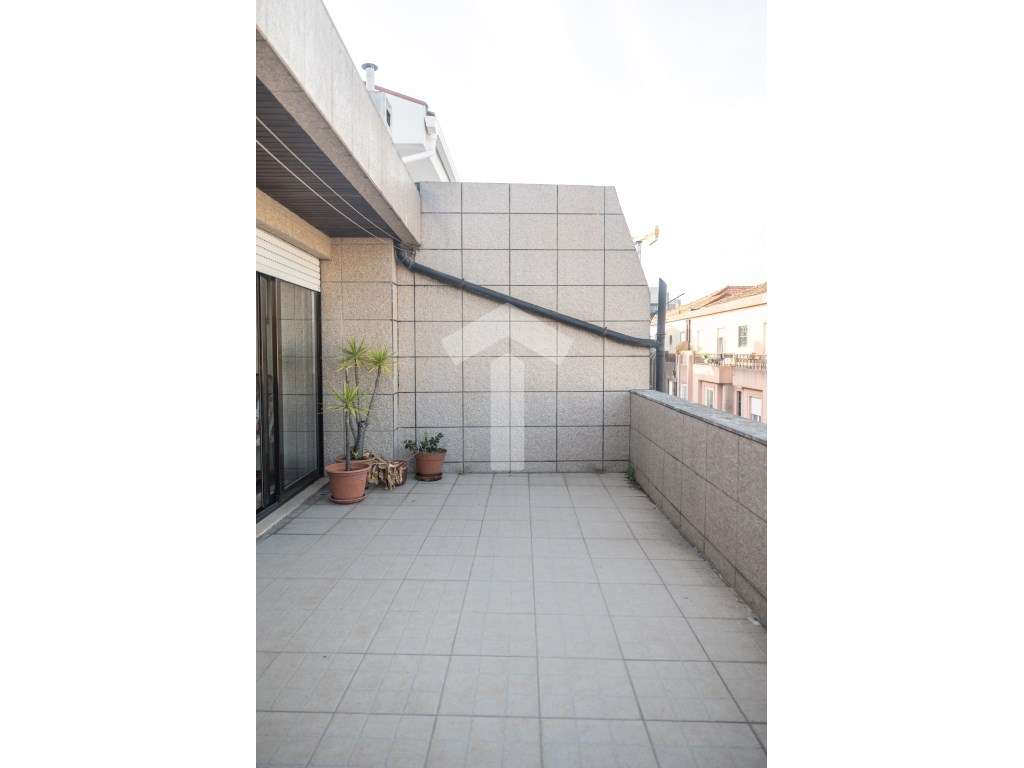 T1 com Terraço Privativo no Coração do Porto-0