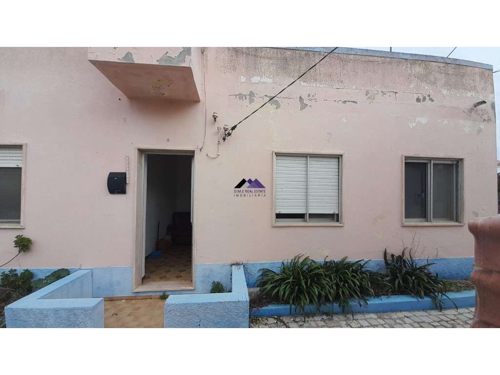 Casa Térrea para Recuperar nas Hortas com Grande Potencial-0