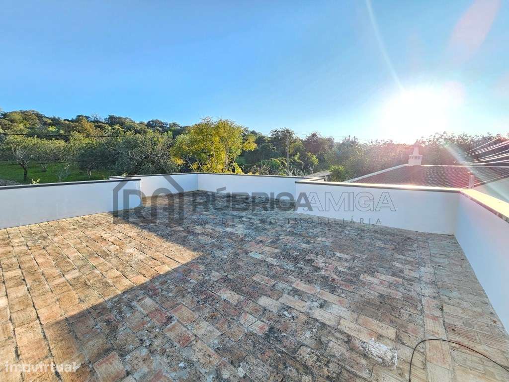 Moradia V3 renovada, com logradouro e anexo-26